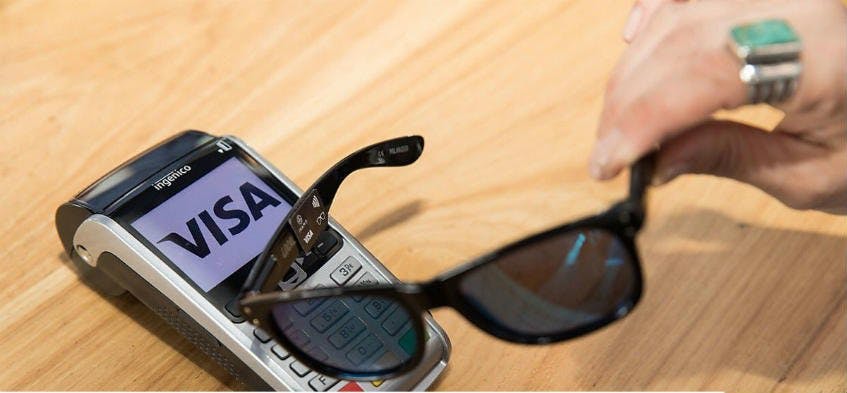 Empresa cria óculos escuros que funcionam como cartão de crédito
