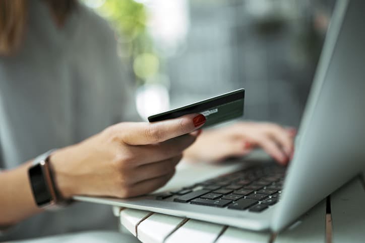 Vale a pena pagar o mínimo do cartão de crédito?